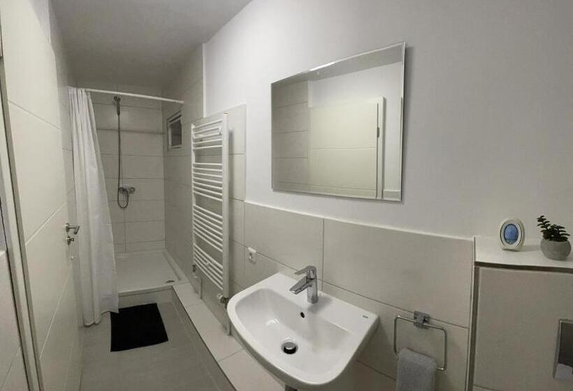 Студия Стандарт, Giulias Budget Haus