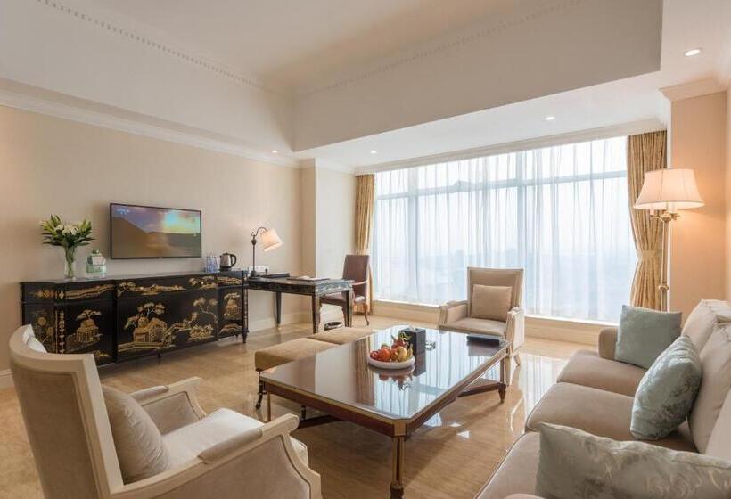سوییت سوپریور با چشم‌انداز دریا, Qingdao Jinshi International