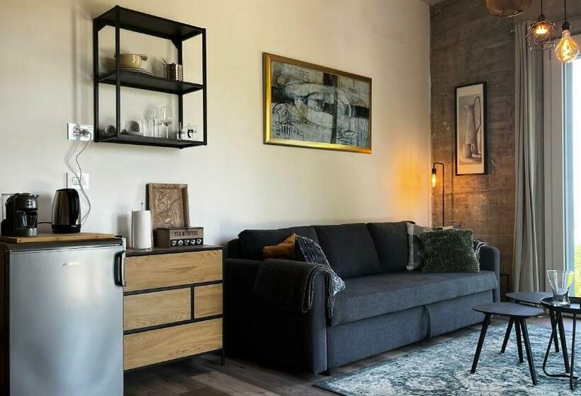 اتاق لوکس با چشم‌انداز, Cascina Giantino Suite Sughero   G A Y   M E N   O N L Y