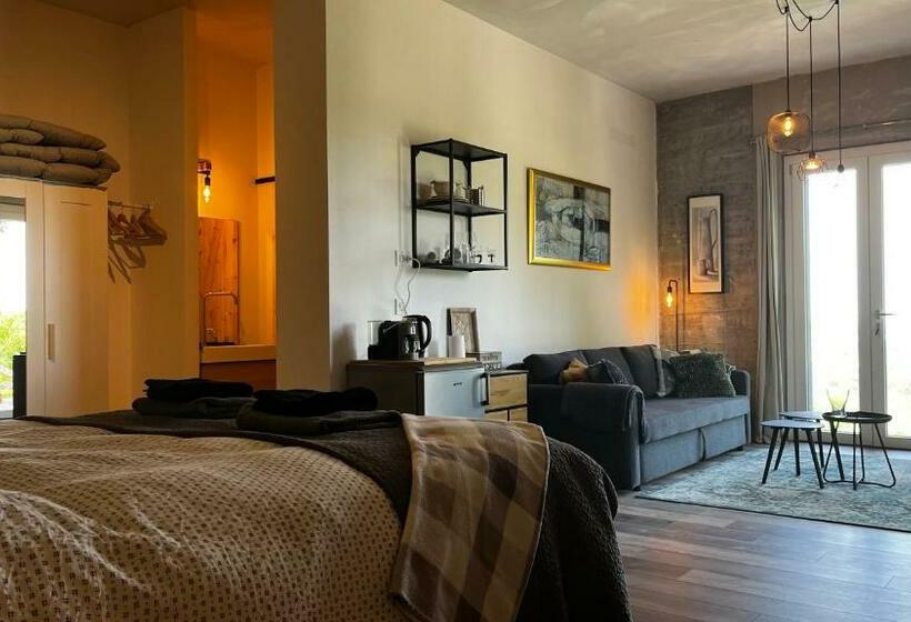 اتاق لوکس با چشم‌انداز, Cascina Giantino Suite Sughero   G A Y   M E N   O N L Y