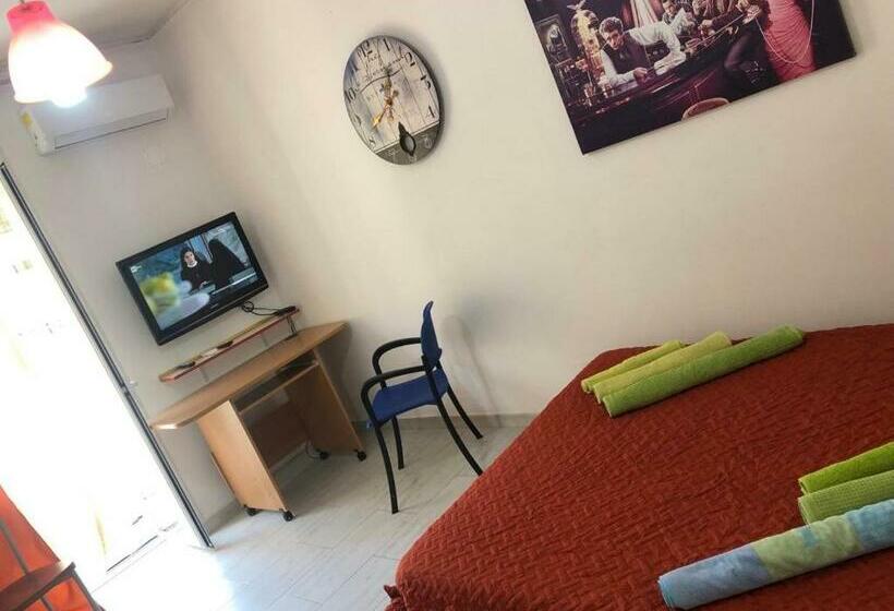 اتاق استاندارد با بالکن, Monolocaleoptional  C I R C E   Ragusa Centro Corso Italia