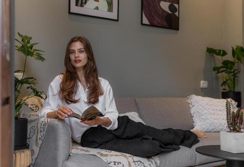 דירת חדר, Deblox Living   Alhambra Apartments