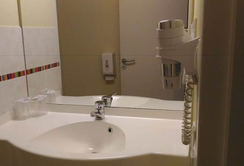اتاق استاندارد سه نفره, Ace Hotel Brive