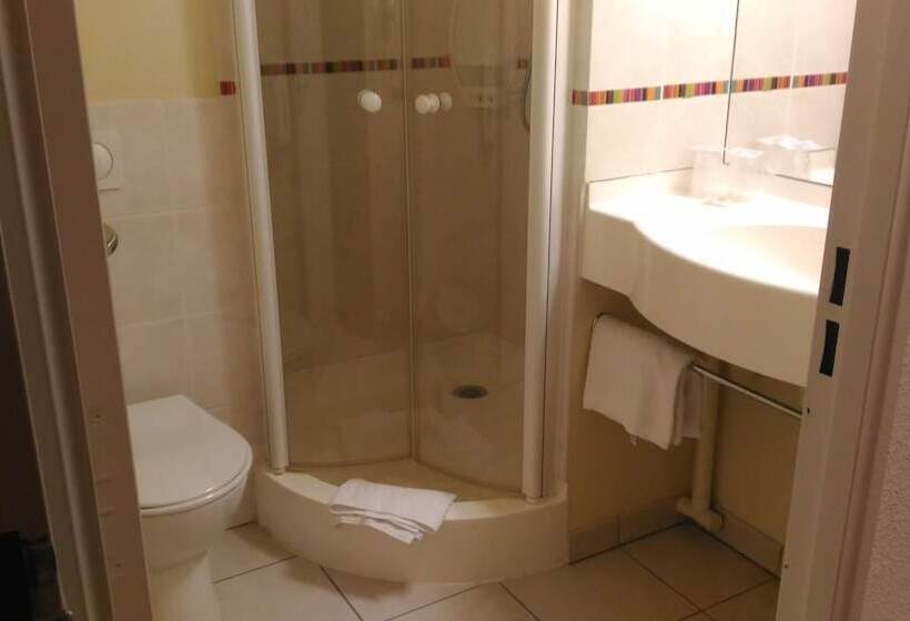 اتاق استاندارد سه نفره, Ace Hotel Brive