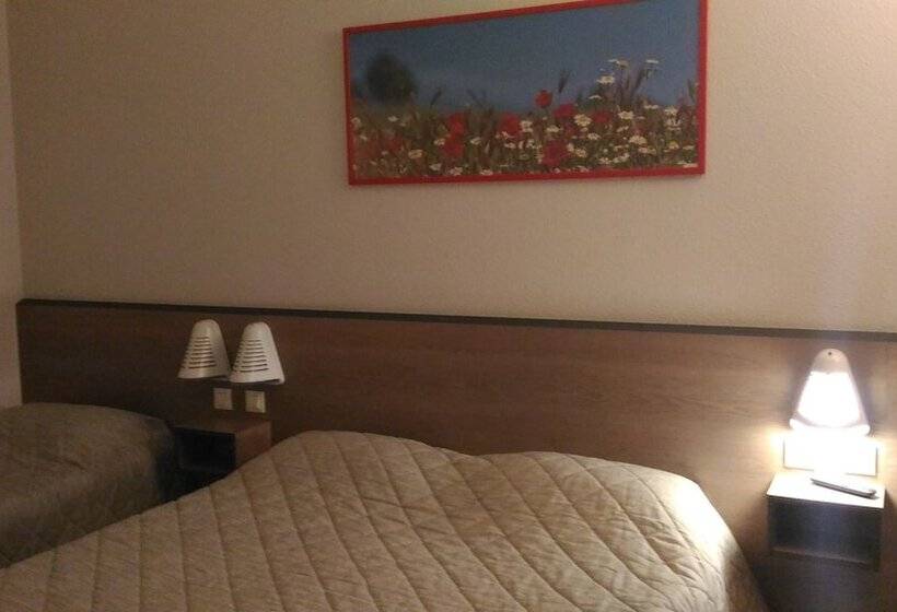 اتاق استاندارد سه نفره, Ace Hotel Brive