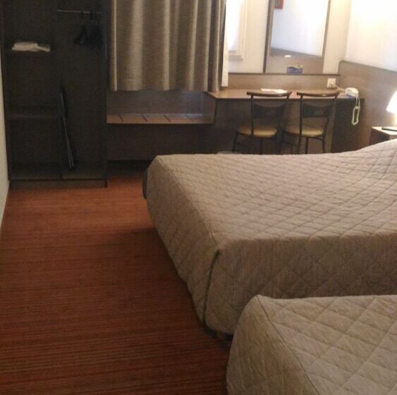 اتاق استاندارد سه نفره, Ace Hotel Brive