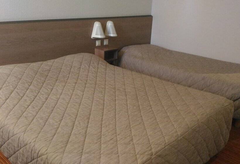 اتاق استاندارد سه نفره, Ace Hotel Brive