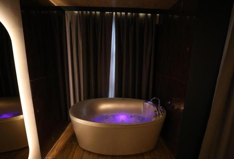 اتاق لوکس با بالکن, Toka Hotel Restaurant