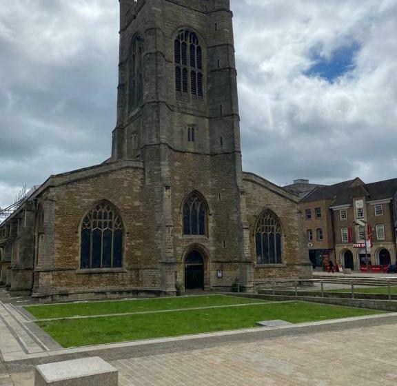 آپارتمان 1 خوابه, Peterborough City Center One Bed Apartment With Free Private Parking