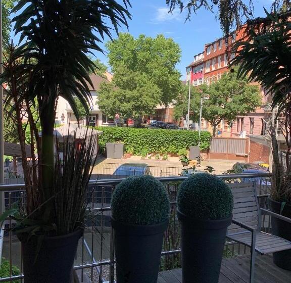 带露台的小型套房, High Level Apartment