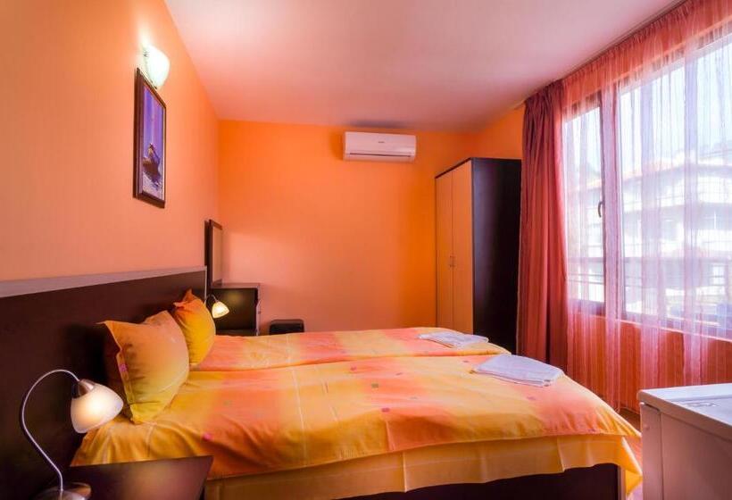 Номер Стандарт Вид на Сад, Guest House Karamihalevi