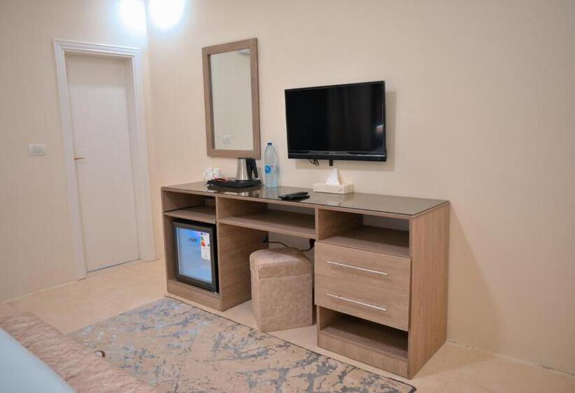 اتاق استاندارد سه نفره, Beit Alshabaan Inn