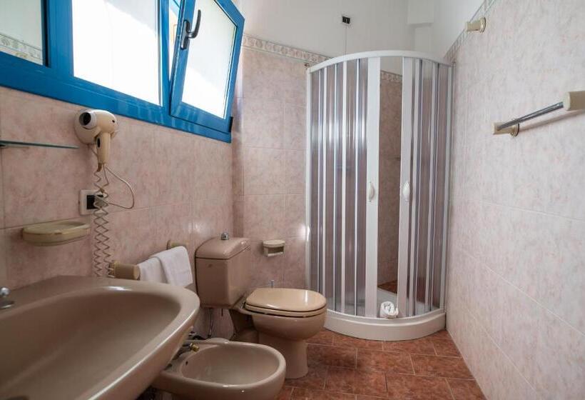 Quarto Quádruplo Estandar, Ada Hotel & Apartments
