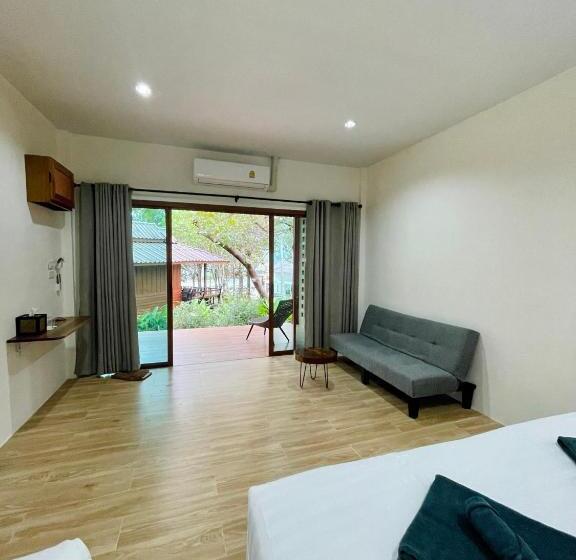 اتاق سه نفره دلوکس با چشم‌انداز دریا, Marina Resort Koh Phayam Ranong