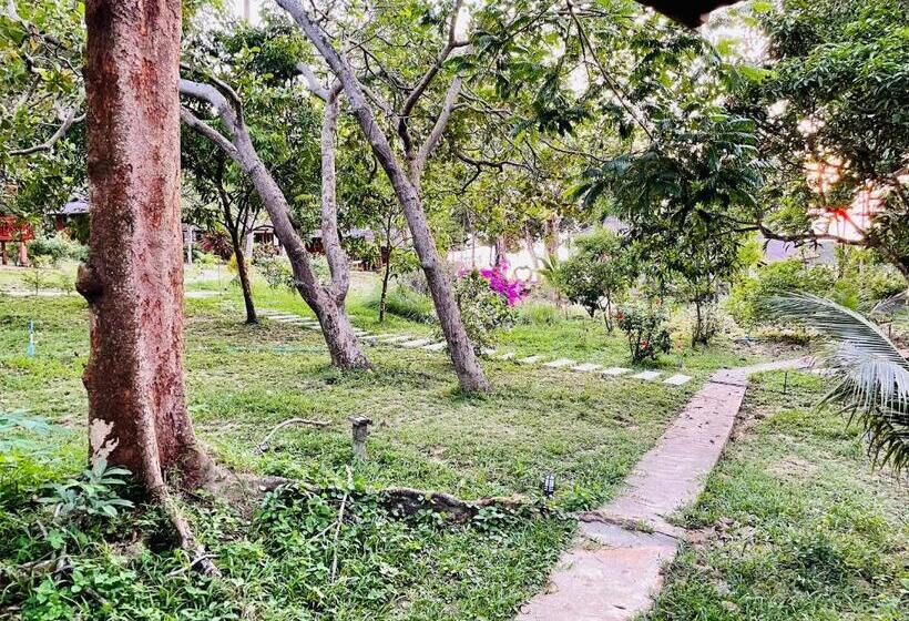 اتاق خانوادگی با چشم‌انداز باغ, Marina Resort Koh Phayam Ranong