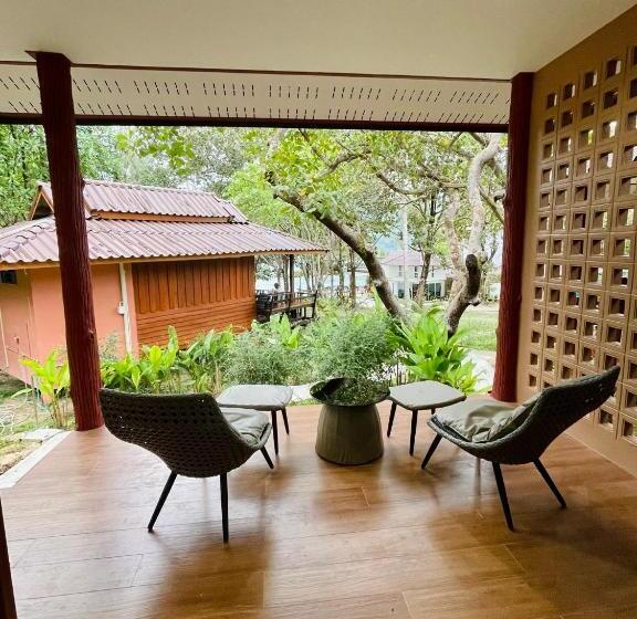 اتاق سه نفره دلوکس با چشم‌انداز دریا, Marina Resort Koh Phayam Ranong
