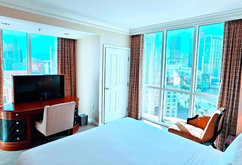 سوییت, Strip & Sphere View   Separate Living Room   2 Full Bath   Full Kitchen   Balcony   900 Sqft   Mgm S