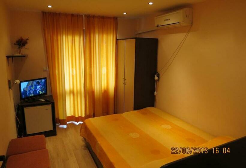 Quarto Estandar com Sacada, Family Hotel Lebed
