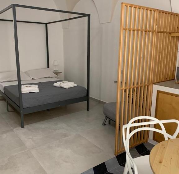 اتاق ساده سه‌ نفره, Madama B&b