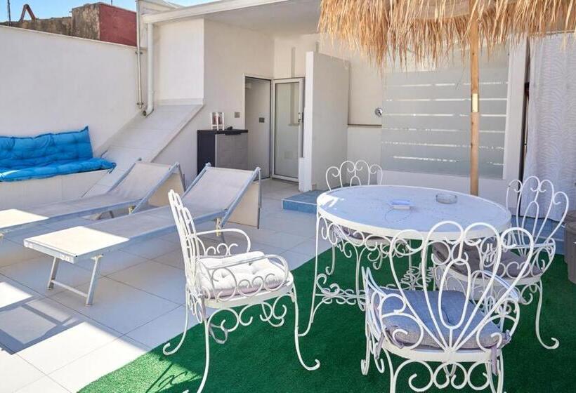 اتاق ساده سه‌ نفره, Madama B&b