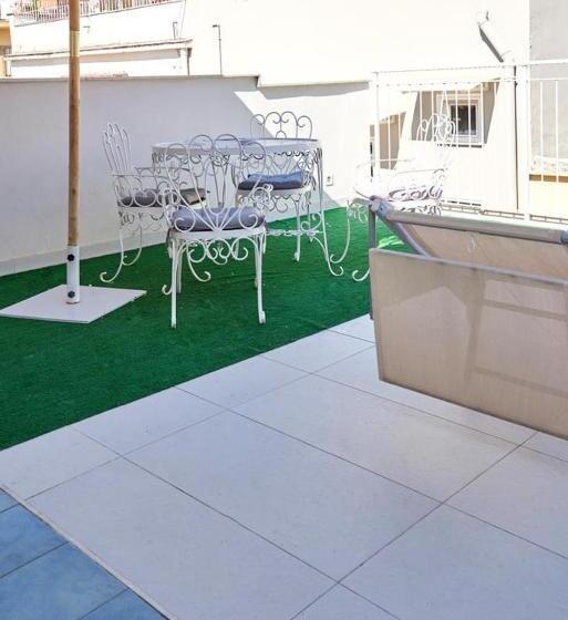 اتاق ساده سه‌ نفره, Madama B&b