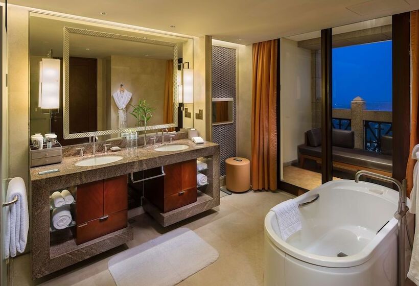 سوییت اجرایی, Hilton Qingdao Golden Beach
