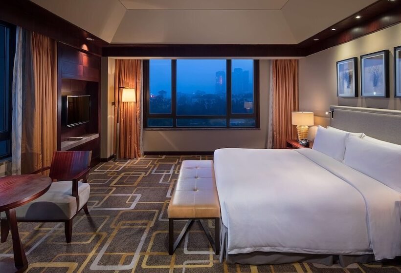 سوییت اجرایی, Hilton Qingdao Golden Beach