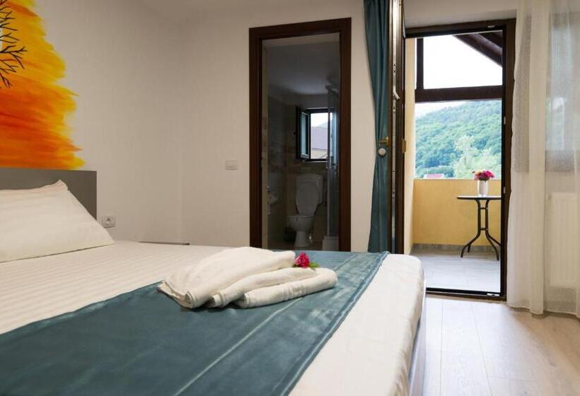 Standard Triple Room with Terrace, Vila Poienița Căciulata