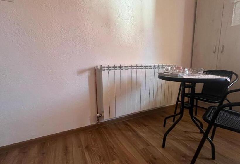 اتاق استاندارد سه تخته با سرویس بهداشتی مشترک, Snam Rooms&apartment