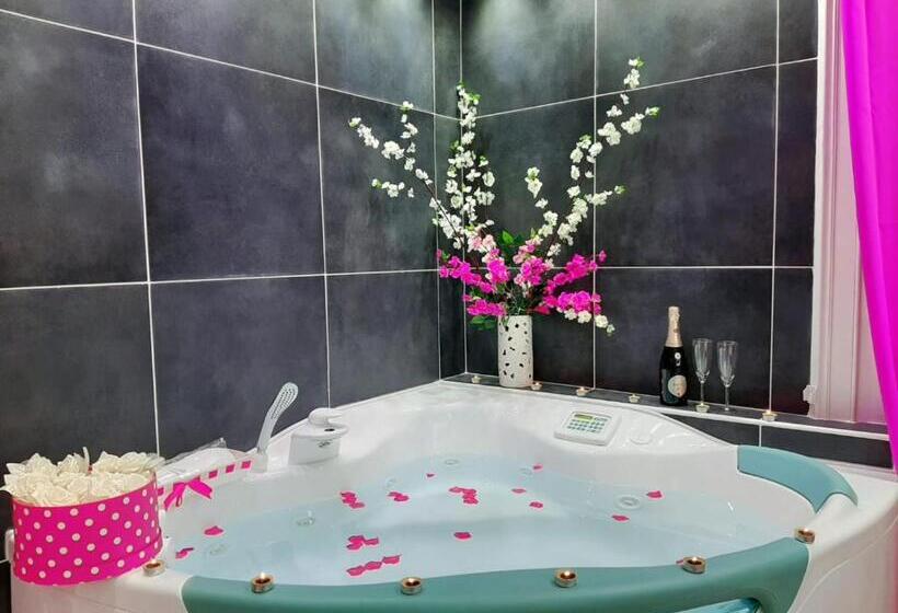 اتاق استاندارد با وان آب گرم, Red House