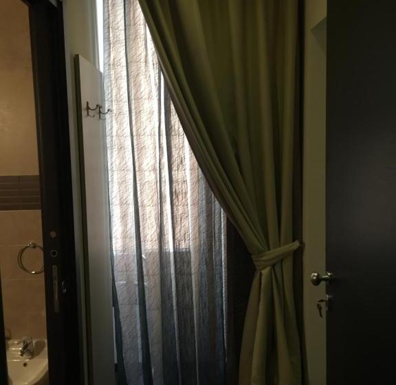 اتاق اکونومی, Les Chambres De La Place