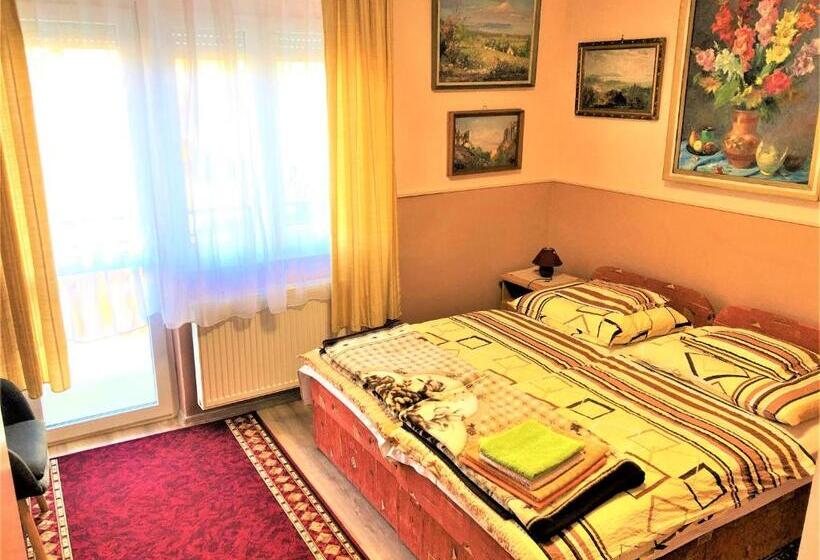 اتاق استاندارد با بالکن, Károly Vendégház