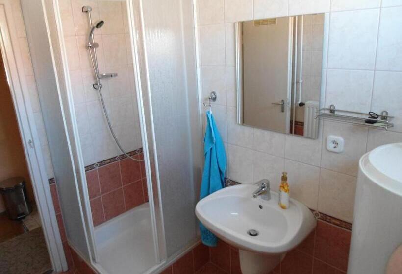 Standard room with outdoor bath, Károly Vendégház