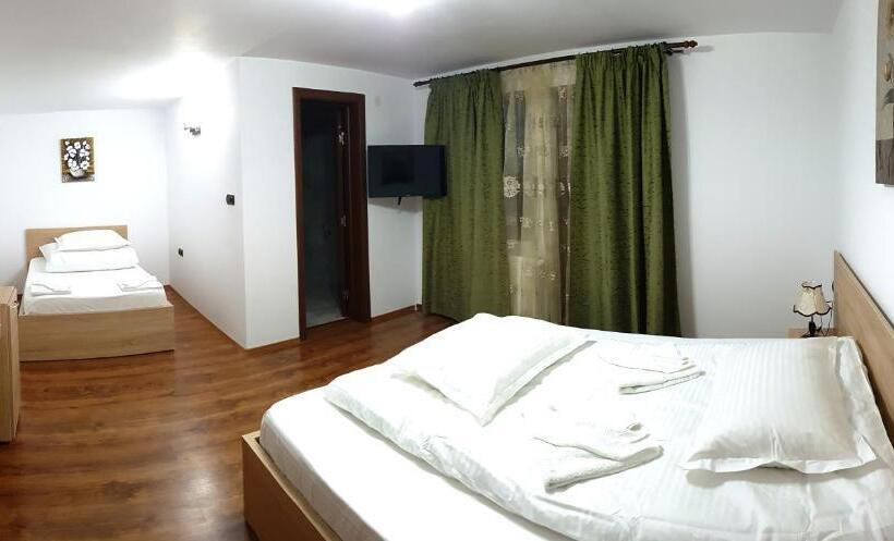 Четырехместный Номер Superior, Pensiunea Casa Zarnesteana