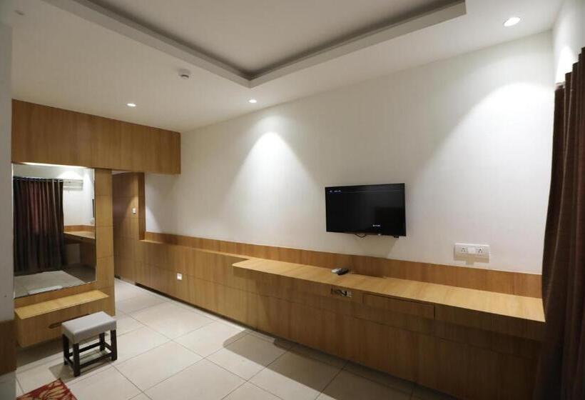 اتاق استاندارد چهار تخته, Shagun Rooms & Banquet, Surat