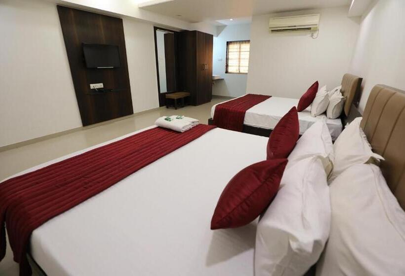 اتاق استاندارد چهار تخته, Shagun Rooms & Banquet, Surat