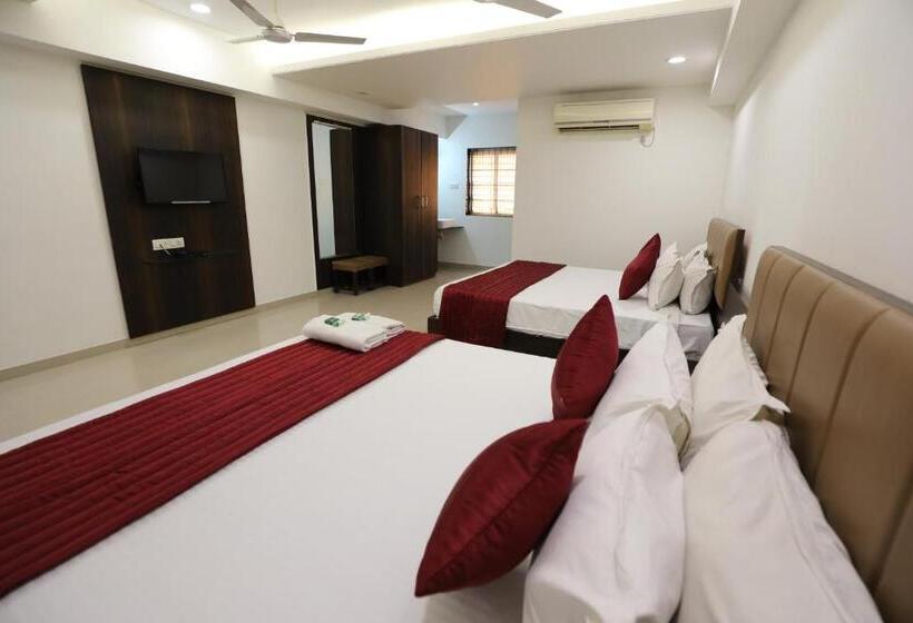 اتاق استاندارد چهار تخته, Shagun Rooms & Banquet, Surat