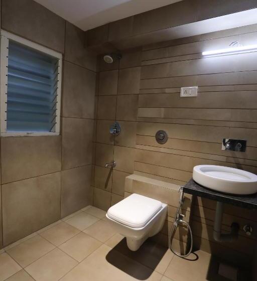 اتاق استاندارد چهار تخته, Shagun Rooms & Banquet, Surat