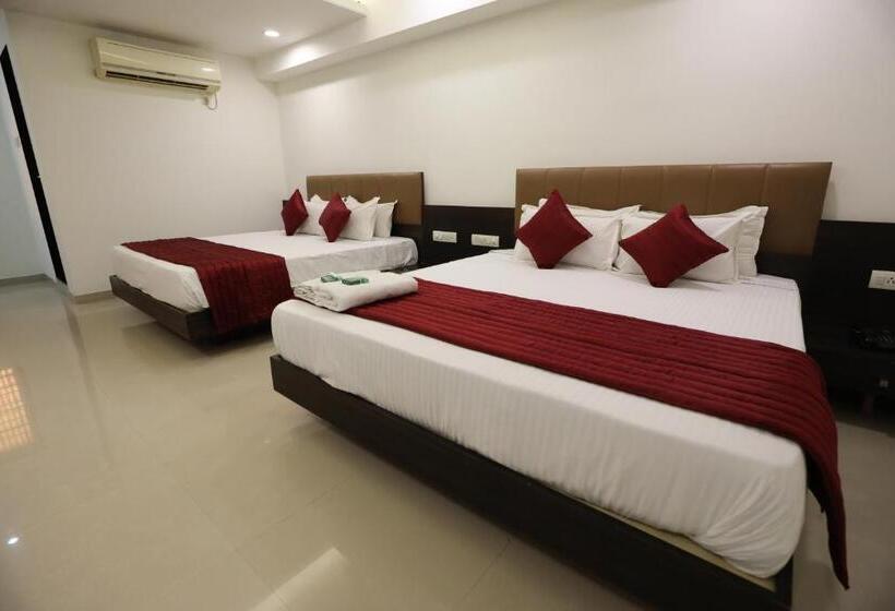 اتاق استاندارد چهار تخته, Shagun Rooms & Banquet, Surat