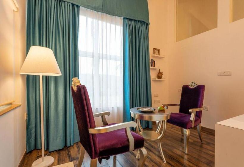 اتاق لوکس با بالکن, Zone Connect By The Park Calangute