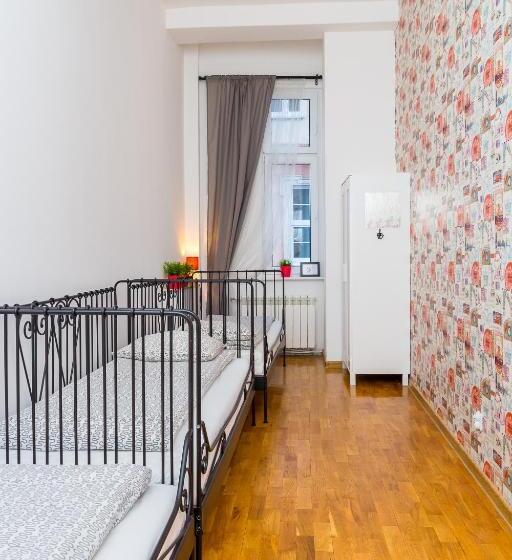 اتاق استاندارد سه تخته با سرویس بهداشتی مشترک, Retro Hostel