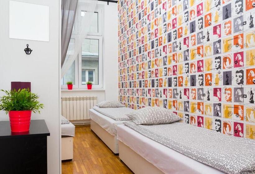 اتاق استاندارد سه تخته با سرویس بهداشتی مشترک, Retro Hostel