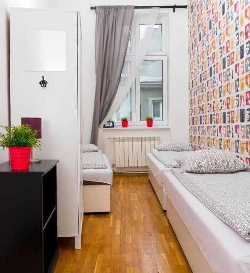 اتاق استاندارد سه تخته با سرویس بهداشتی مشترک, Retro Hostel