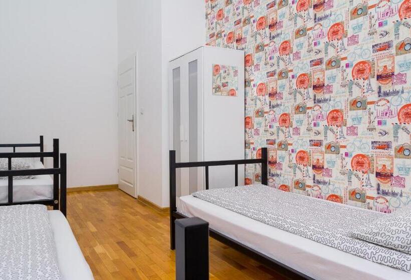 اتاق استاندارد سه تخته با سرویس بهداشتی مشترک, Retro Hostel