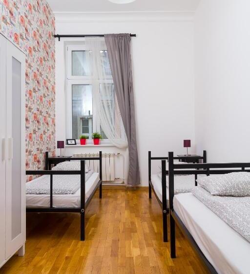 اتاق استاندارد سه تخته با سرویس بهداشتی مشترک, Retro Hostel