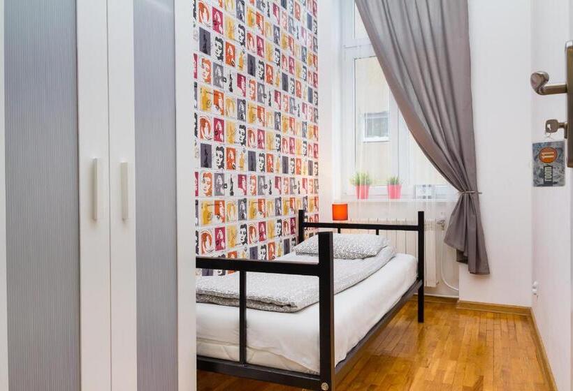 اتاق استاندارد یک تخته با سرویس بهداشتی مشترک, Retro Hostel