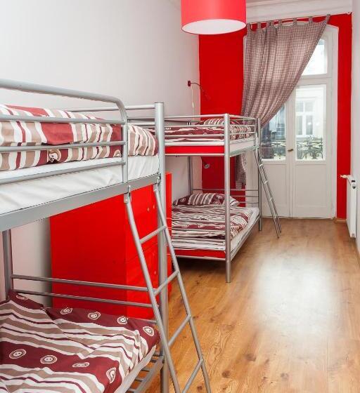 اتاق استاندارد چهارنفره با سرویس بهداشتی مشترک, Retro Hostel