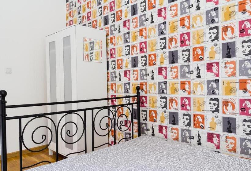 اتاق استاندارد با سرویس بهداشتی مشترک, Retro Hostel