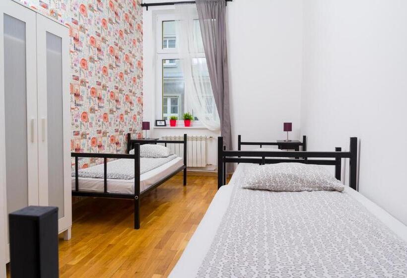 اتاق استاندارد سه تخته با سرویس بهداشتی مشترک, Retro Hostel