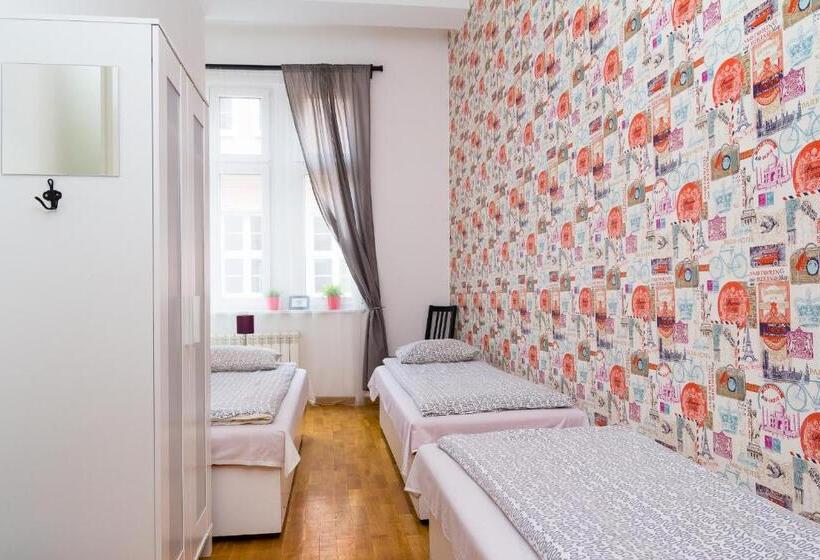 اتاق استاندارد سه تخته با سرویس بهداشتی مشترک, Retro Hostel